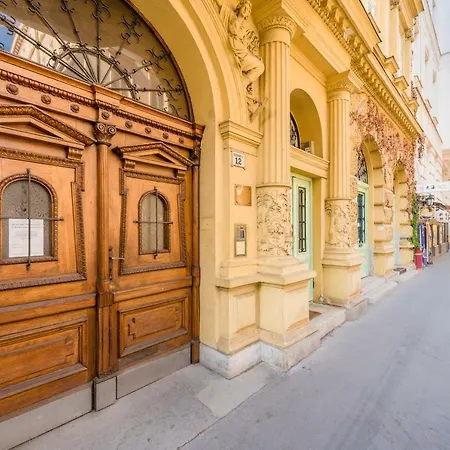 Oasis - Liberty Square * Budapest